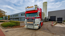 20251019-Tom-Holding-00047